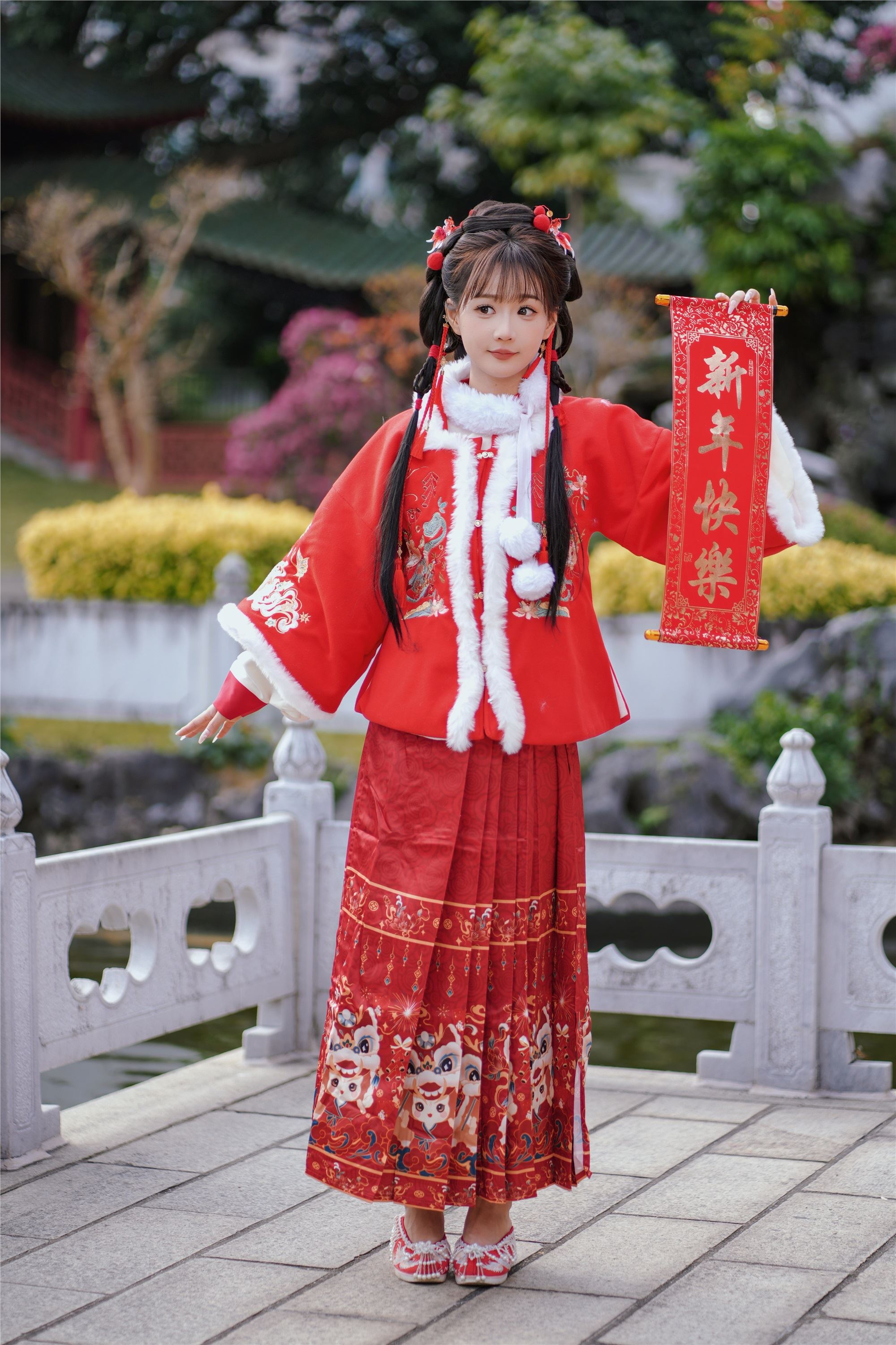 YITUYU艺图语 2025.01.31 红韵倩影 · 新年少女写真 甜心小鹿